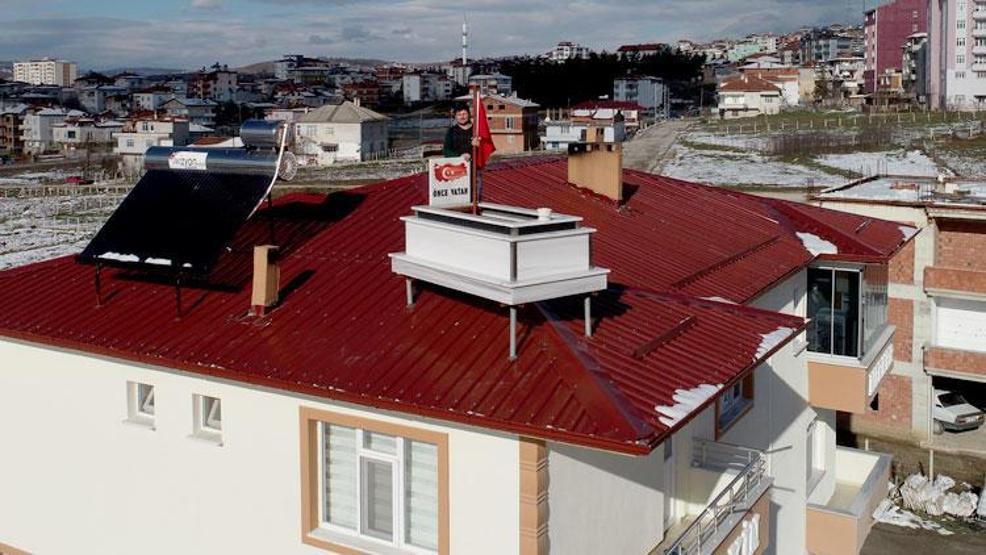 Çatıdaki mezar şaşkınlık yarattı