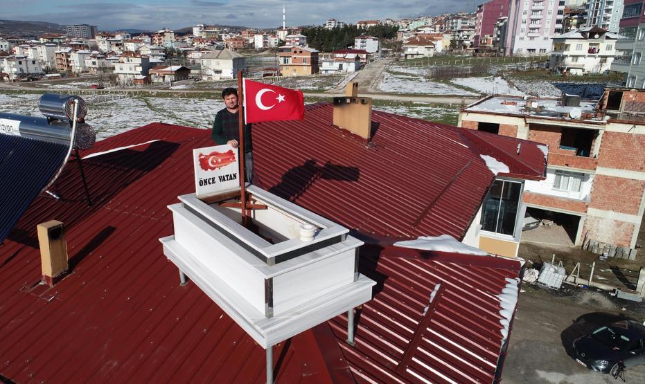Çatıdaki mezar şaşkınlık yarattı