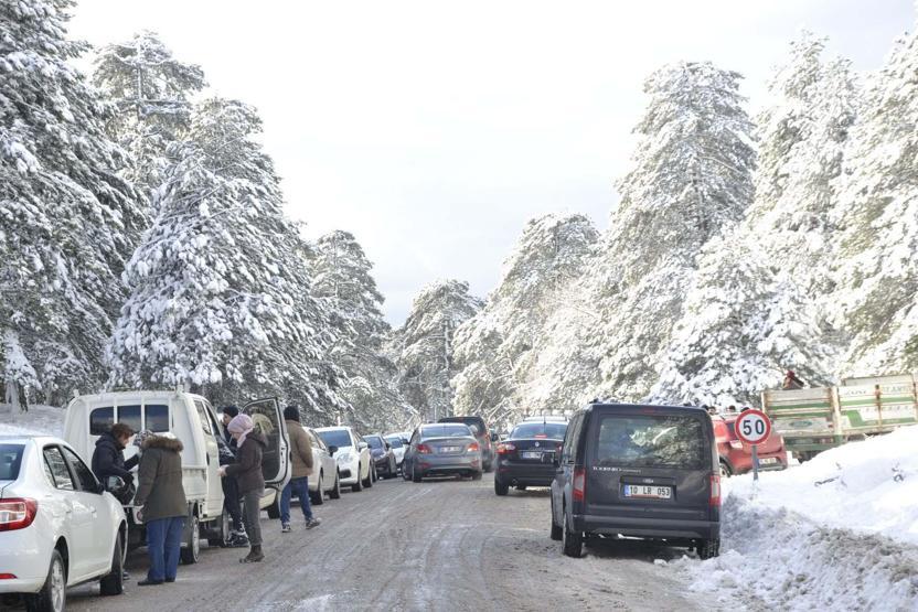 Kar manzarası görmek isteyenler trafiği kilitledi