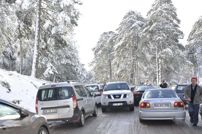 Kar manzarası görmek isteyenler trafiği kilitledi