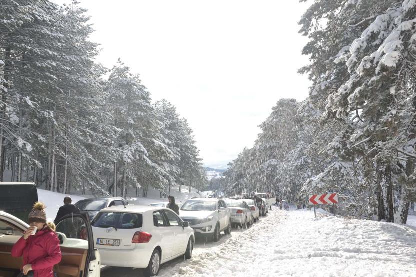 Kar manzarası görmek isteyenler trafiği kilitledi