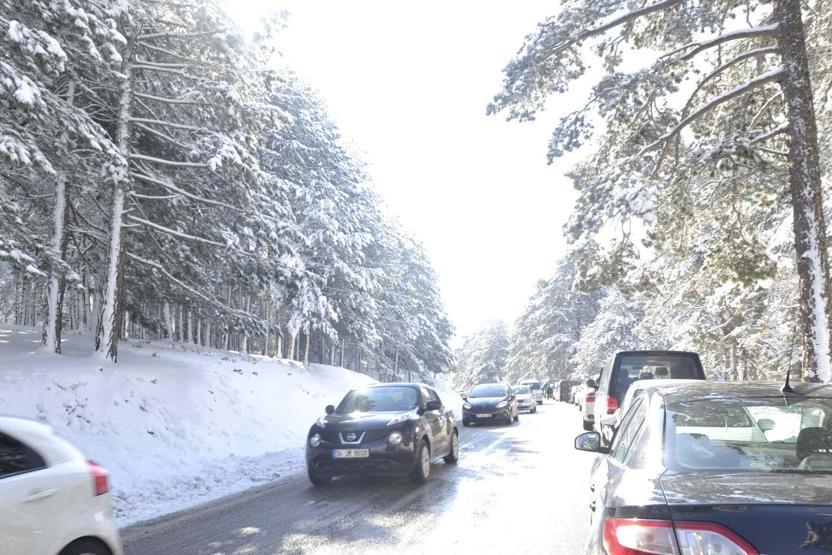 Kar manzarası görmek isteyenler trafiği kilitledi