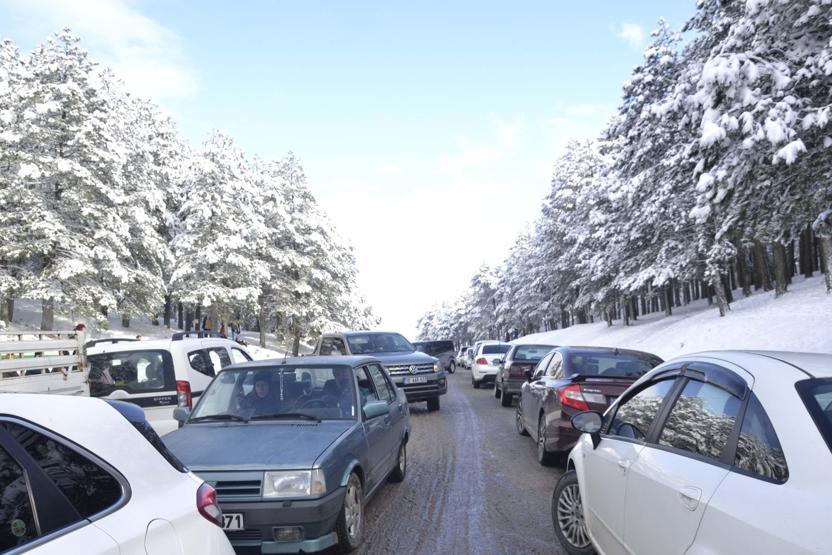 Kar manzarası görmek isteyenler trafiği kilitledi