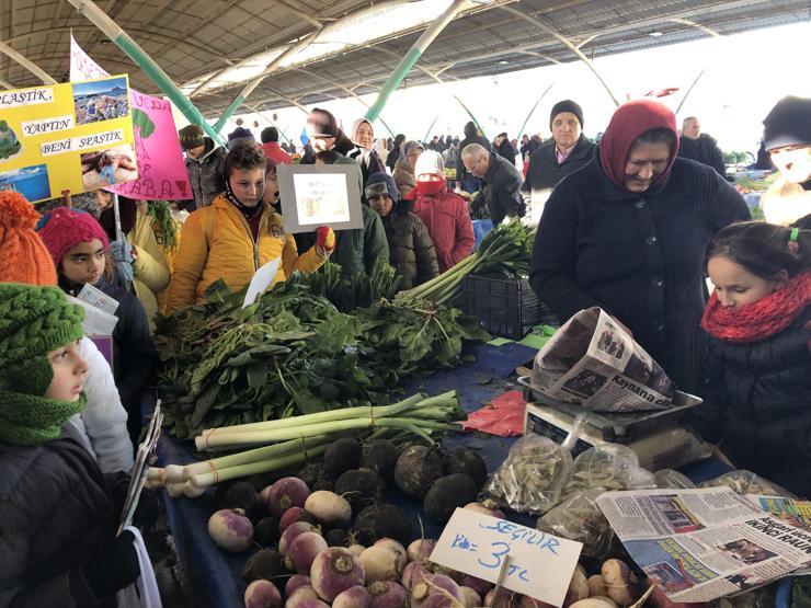 Öğrenciler kese kağıdı ve bez torba dağıttı
