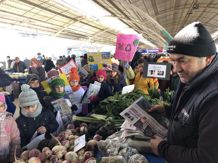 Öğrenciler kese kağıdı ve bez torba dağıttı