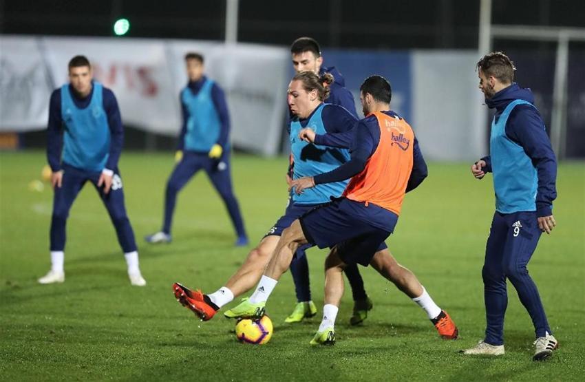 Fenerbahçe, AZ Alkmaar maçına iki farklı 11le çıkacak