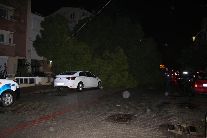 İzmir sağanak yağışa teslim oldu