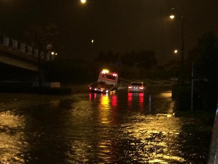 İzmir sağanak yağışa teslim oldu