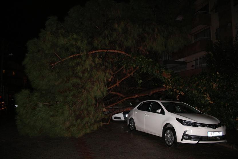 İzmir sağanak yağışa teslim oldu