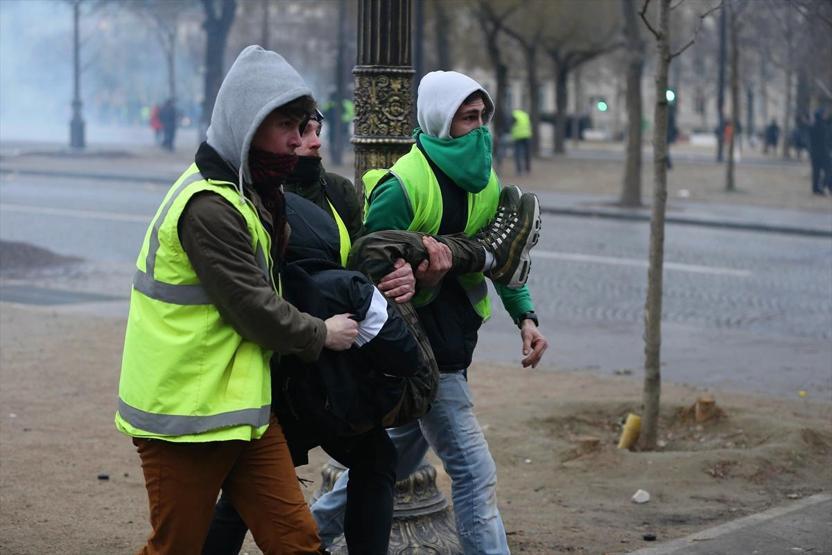 Pariste polisin sarı yeleklilere müdahalesi devam ediyor