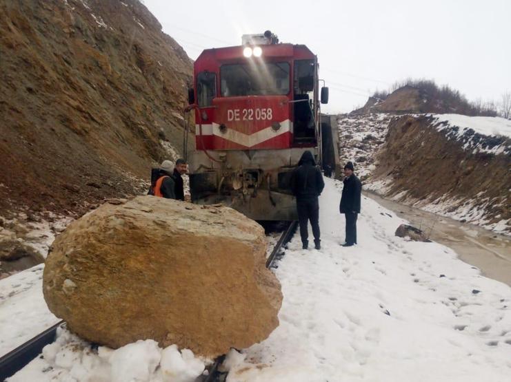 Kopan kayaya tren çarptı... Facia ucuz atlatıldı