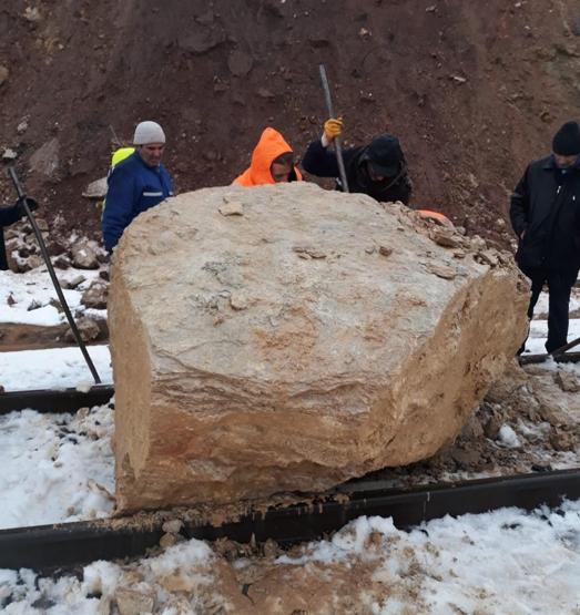 Kopan kayaya tren çarptı... Facia ucuz atlatıldı