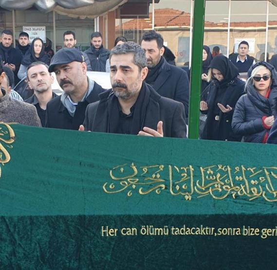 İbrahim Tatlısesin acı günü... Annesini son yolculuğuna uğurladı