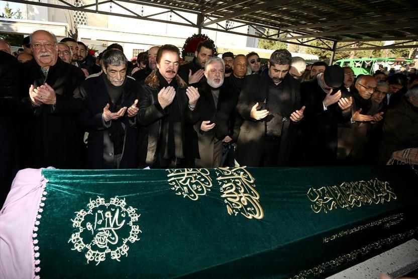 İbrahim Tatlısesin acı günü... Annesini son yolculuğuna uğurladı