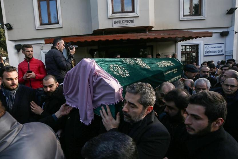 İbrahim Tatlısesin acı günü... Annesini son yolculuğuna uğurladı