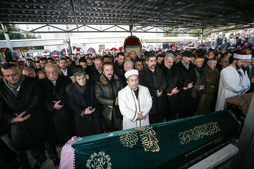 İbrahim Tatlısesin acı günü... Annesini son yolculuğuna uğurladı