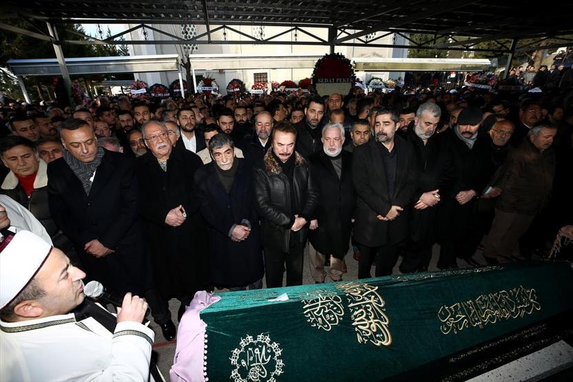 İbrahim Tatlısesin acı günü... Annesini son yolculuğuna uğurladı