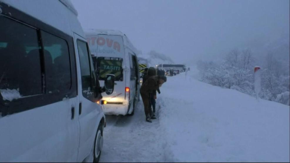 Yolcu otobüsü kara saplanıp mahsur kaldı