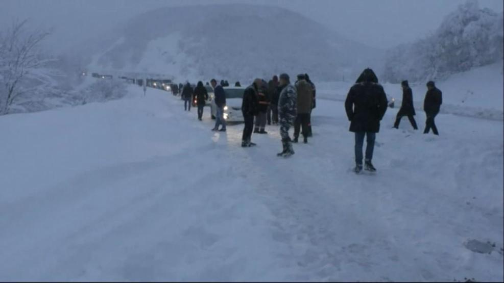 Yolcu otobüsü kara saplanıp mahsur kaldı