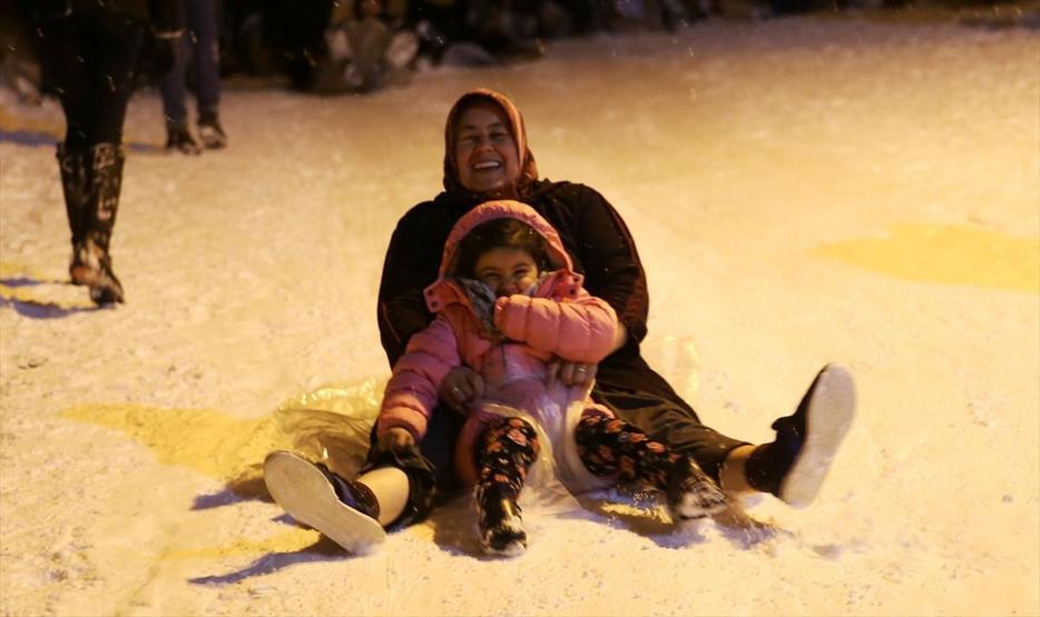 Eğimli sokağı mahalleli kayak pistine çevirdi