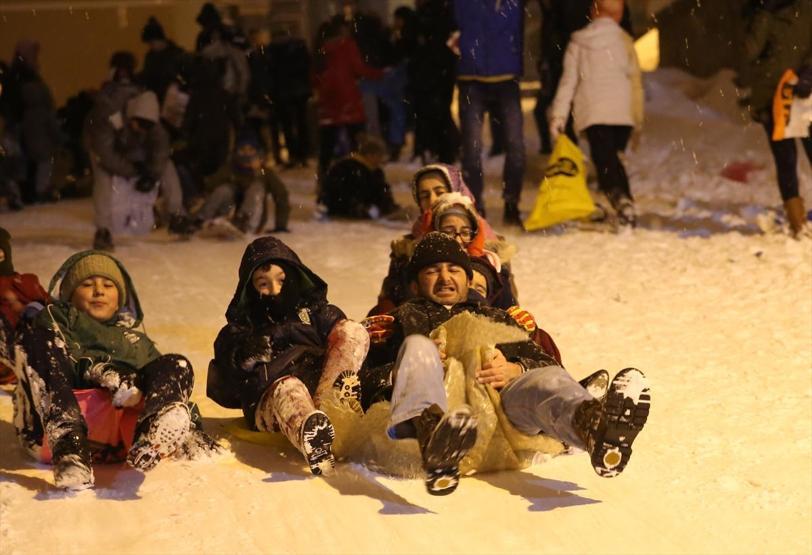Eğimli sokağı mahalleli kayak pistine çevirdi