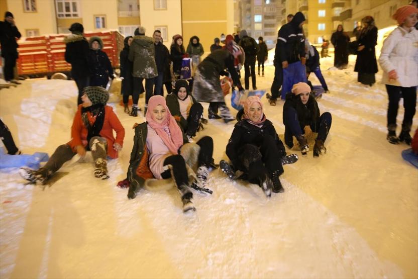 Eğimli sokağı mahalleli kayak pistine çevirdi