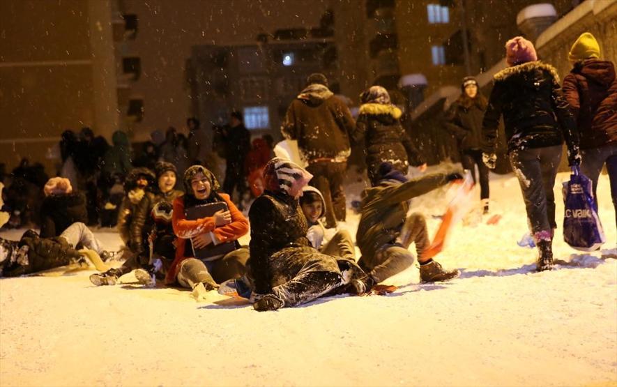 Eğimli sokağı mahalleli kayak pistine çevirdi