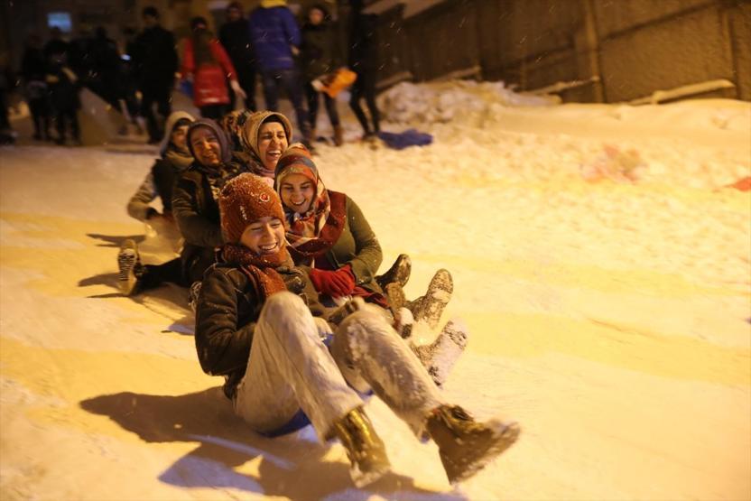 Eğimli sokağı mahalleli kayak pistine çevirdi