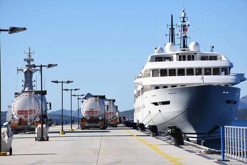 106 metrelik süper lüks yata 8 tanker yakıt taşıdı