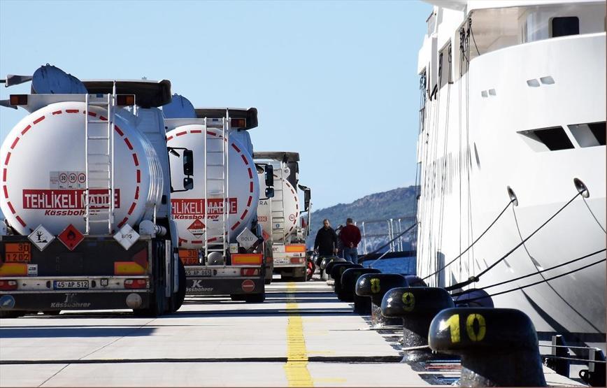 106 metrelik süper lüks yata 8 tanker yakıt taşıdı