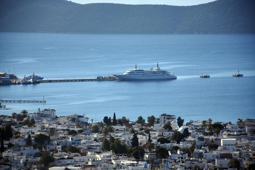 106 metrelik süper lüks yata 8 tanker yakıt taşıdı