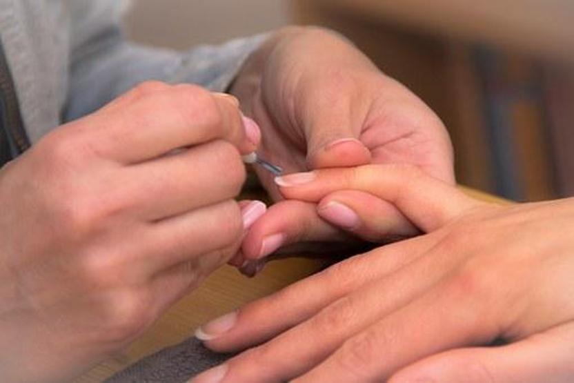 Acı oje sürmek tırnak yemekten vazgeçirmez