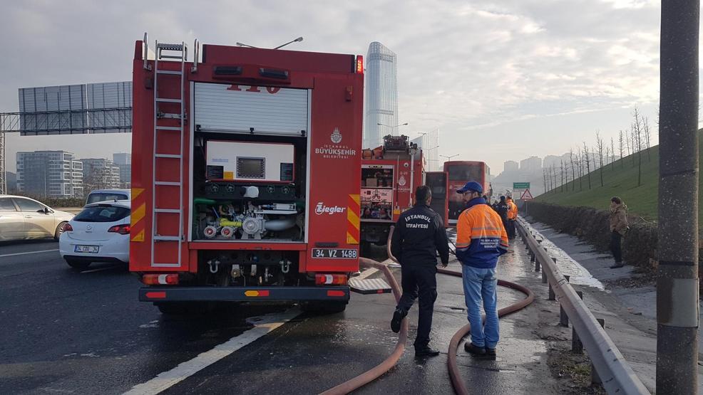 Son dakika... TEMde çift katlı otobüste yangın