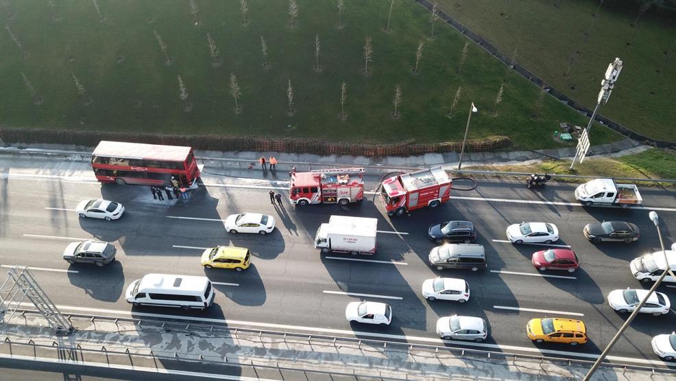 Son dakika... TEMde çift katlı otobüste yangın