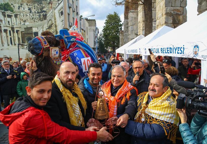 İzmirde deve güreşlerine büyük ilgi