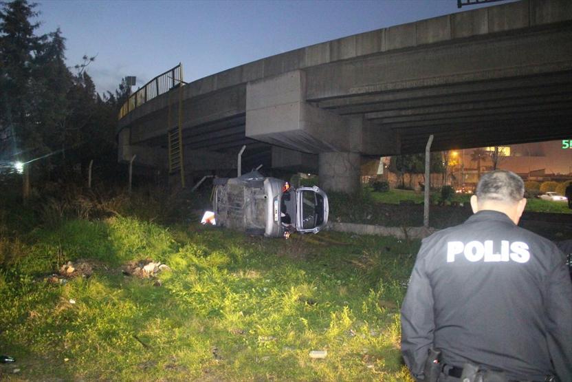 Otomobil köprülü kavşaktan uçtu: 4 yaralı