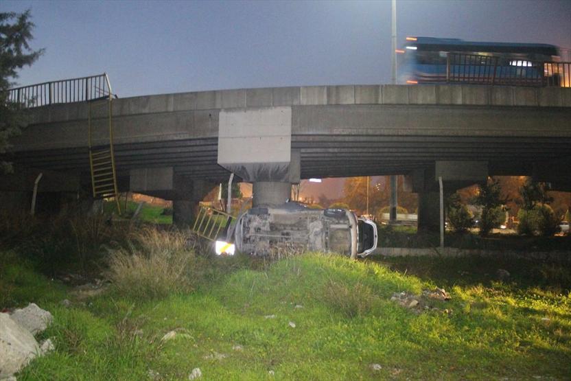 Otomobil köprülü kavşaktan uçtu: 4 yaralı