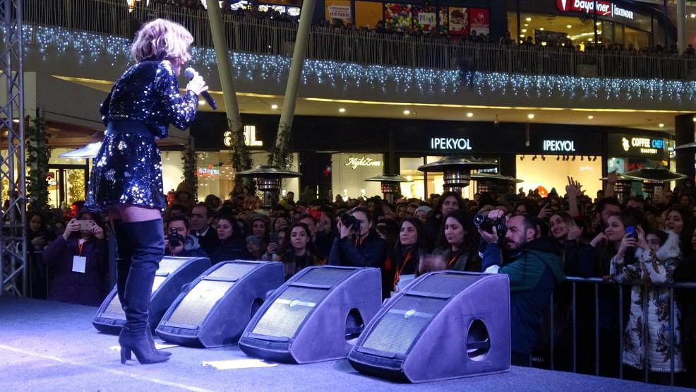 İrem Derici söyledi, sevgilisi dans etti