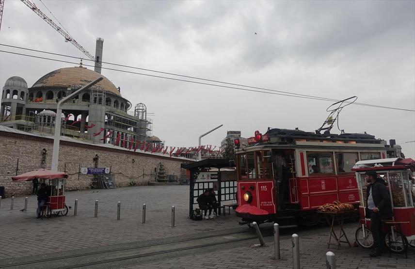 Taksim Camisinin alemi yerleştirildi