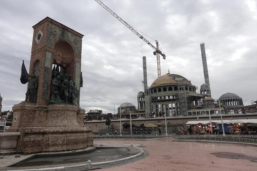 Taksim Camisinin alemi yerleştirildi
