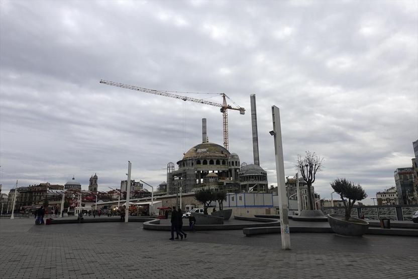 Taksim Camisinin alemi yerleştirildi