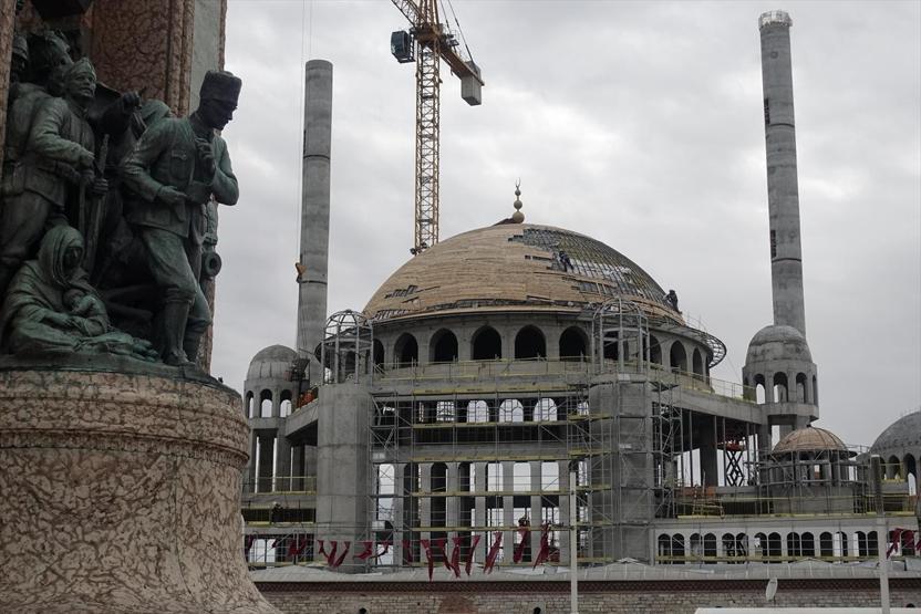 Taksim Camisinin alemi yerleştirildi
