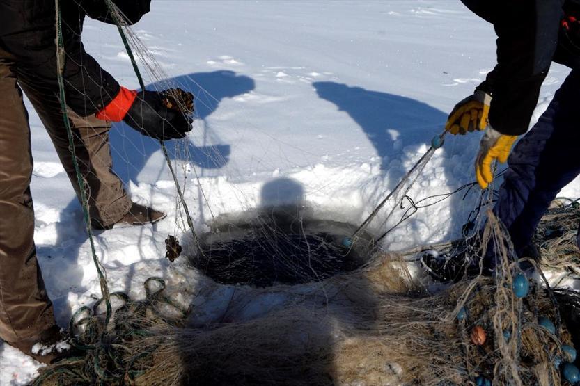 Eskimo usulü avcılıkta sezonun en büyük balığını yakaladı