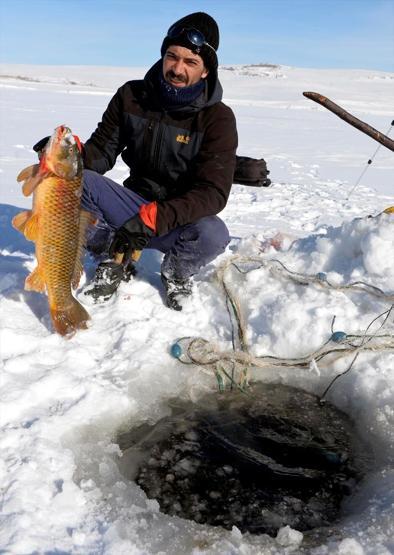 Eskimo usulü avcılıkta sezonun en büyük balığını yakaladı