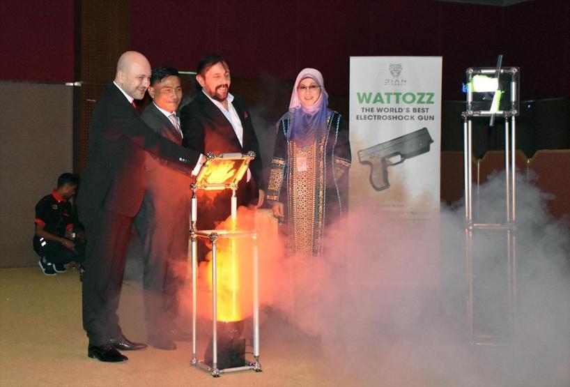 Milli elektroşok silahı Wattozz Malezyada tanıtıldı