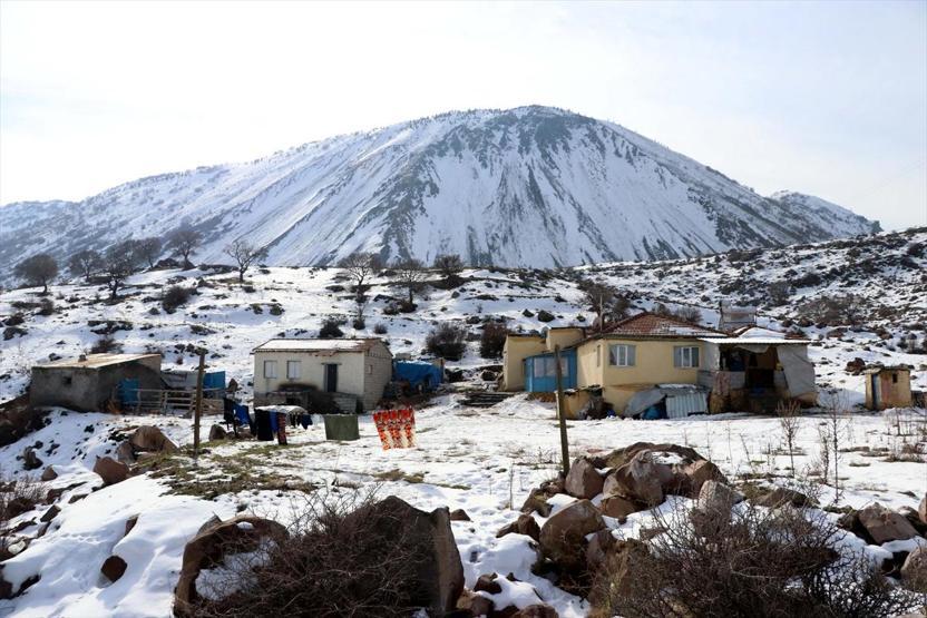 Öz çekim yapmak için çıktığı dağda mahsur kalan genç kurtarıldı