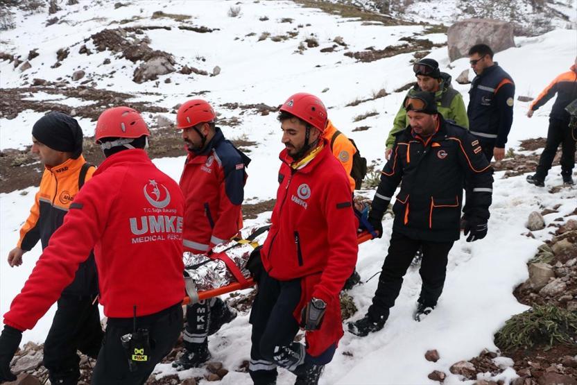 Öz çekim yapmak için çıktığı dağda mahsur kalan genç kurtarıldı