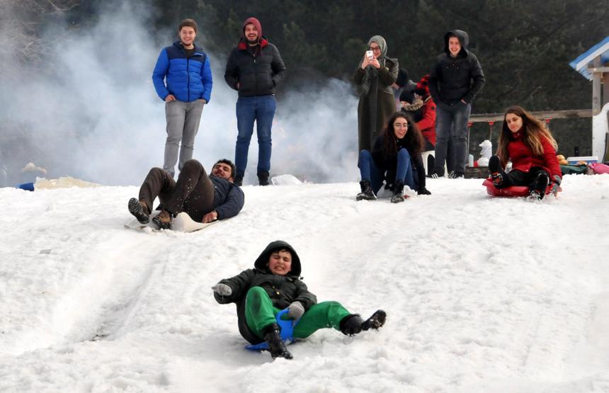 Tatilcilerin akınına uğrayan Uludağda 11 kilometre kuyruk