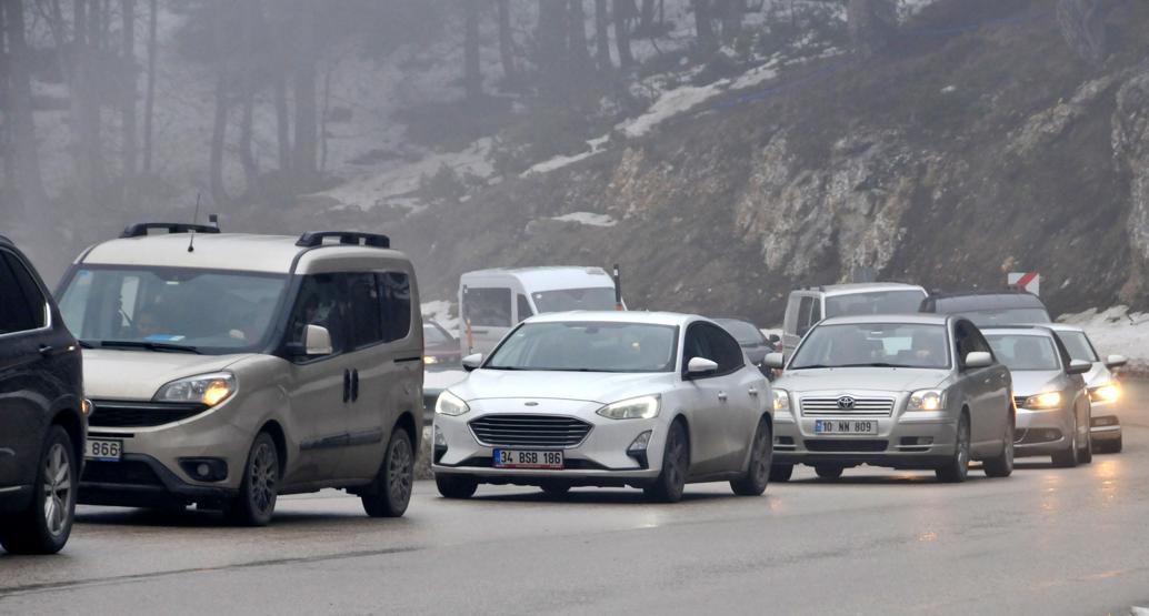 Tatilcilerin akınına uğrayan Uludağda 11 kilometre kuyruk