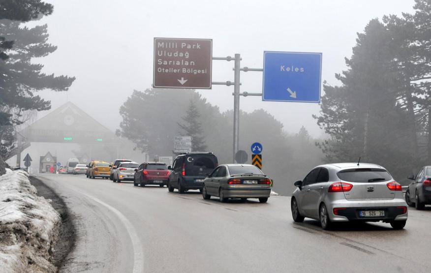Tatilcilerin akınına uğrayan Uludağda 11 kilometre kuyruk